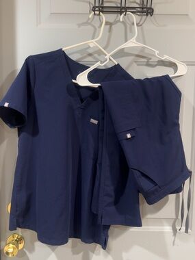 Navy Figs Scrub Set. M:top MP: bottoms